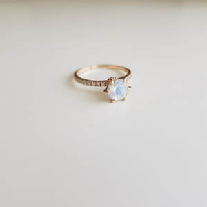 แหวนทองคำแท้ 14K ประดับด้วยมูนสโตนสีรุ้งธรรมชาติและเพชร ดีไซน์หรูหราสำหรับทุกเพศ เหมาะสำหรับเป็นของขวัญวันเกิดเดือนมิถุนายน หรือวันครบรอบแต่งงาน - Product Image 1