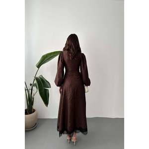 Vestido Largo Marrón con Cinturón y Detalles de Encaje Repujado - Marrón - Product Image 5