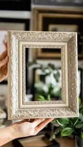 Cadre photo artistique en bois avec motif artisanal adapté aux intérieurs bohèmes ou contemporains avec une texture de bois riche - Product Image 5