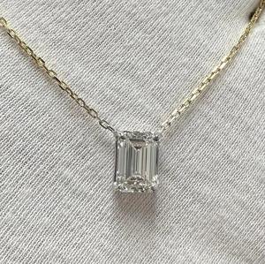 Pendentif en argent sterling 925 avec diamant Moissanite taille émeraude blanche/clarté VVS1/0.50 à 10.00 carats - Product Image 1