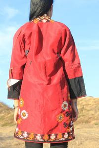 เสื้อโค้ทผ้าไหมตุรก์แมนงานปักมือสุดประณีต โดดเด่นเป็นเอกลักษณ์ เหมาะสำหรับทุกโอกาส - Product Image 2