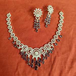Conjunto de collar y aretes Amethyst Royale Cascade con base de metal plateado y diseñado con cristales en forma de lágrima en tono lavanda-morado - Product Image 3