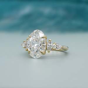 Anillo de Diamantes Ovalado con Piedras Laterales Marquise en Oro Amarillo, Joyería para Compromiso o Boda - Product Image 3