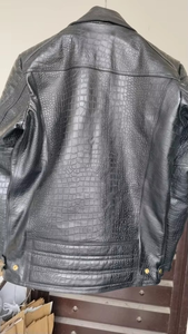 Chaqueta de piel con textura de cocodrilo genuino para hombre, hecha de cuero auténtico con un corte clásico y acabado premium. - Product Image 6