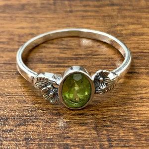 Anillo de Peridoto Casual y Elegante (2.2 Gramos) con Ajuste de Apertura, Sin Deslustre, Engaste de Bisel, Talla Única, Regalo - Product Image 1