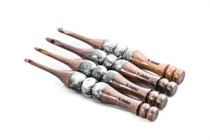 Crochets en bois à tricoter en palissandre avec crochets en résine Ensemble de 4 crochets - Product Image 5