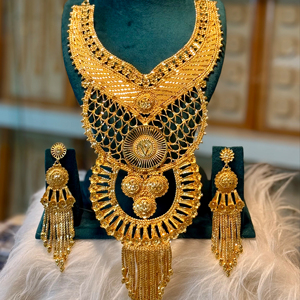 Collier et boucle d'oreille en or 24 carats élégant serti d'un design complexe en forme de poire. - Product Image 1