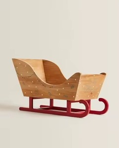 Gran maceta de madera para exteriores decorada con luces de ramas de pino y adornos festivos para el patio delantero - Product Image 3