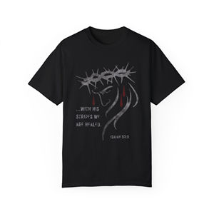 T-shirt Unisex Isaia 53:5 in Jersey Lavorato a Maglia Tinto in Capo con Logo, Traspirante, 280 Grammi, Stile Corto e Aderente - con la Scritta 'By His Stripes We Are Healed' - Product Image 1