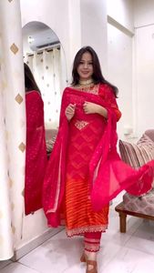 Présentation de nouveaux vêtements de fête de créateur Chinon soie belle impression et séquence de cordon vrai miroir haut et pantalon de travail avec Dupatta - Product Image 3