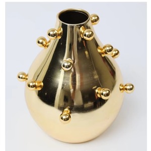 Vase en métal au design unique dans une finition dorée luxueuse Accent décoratif parfait pour les centres de table de maison et de mariage modernes - Product Image 1