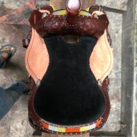 Ensemble de selle western en cuir haut de gamme avec motif Barrel Racing et arceau en bois |   Ensemble de fixation sans clou pour équipement d'équitation en acier inoxydable, façonné à la main