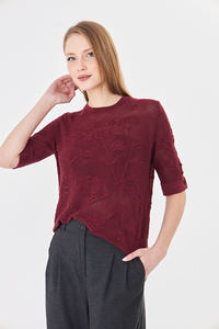Blouse en tricot à motif de roses pour femmes - Haut doux à col rond et manches courtes avec bouton au dos - Tricotage floral au crochet pour l'été - Product Image 2