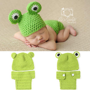 Costume de grenouille au crochet fait main en promotion pour séances photo de bébés, nouveau-nés et nourrissons - Product Image 2