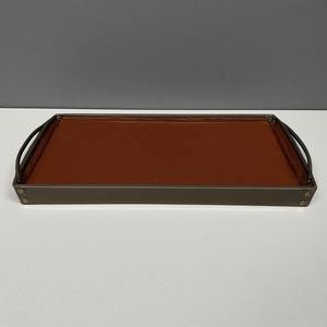 ถาดหนังตกแต่งด้วยพื้นผิวที่ทันสมัยและเย็บละเอียดเหมาะสำหรับการแสดงของตกแต่งหรือการจัดระเบียบของจำเป็น - Product Image 2