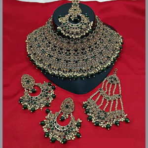 Ensemble de collier ras du cou plaqué or avec pierres autrichiennes et perles, bijoux traditionnels de créateur pour les mariées modernes et le glamour festif - Product Image 1