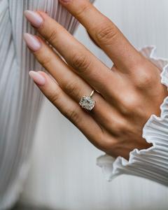 11x9mm Allongé Coussin Coupe Moissanite Solitaire Bague de Fiançailles en Classique Quatre Prong Or Réglage | Bijoux fins de mariée - Product Image 4