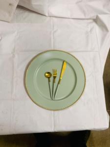 Placa de cargador con patrón dorado redondo al por mayor, placa de cargador de borde dorado para boda, platos de mesa, decoración moderna, platos de comida para boda - Product Image 4