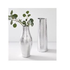 Vase contemporain élégant en métal et en verre Pièce décorative de table murale polyvalente pour la maison ou le bureau Design moderne - Product Image 3