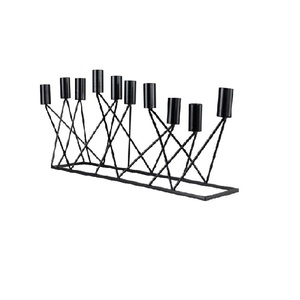 Beau bougeoir rustique en métal de qualité supérieure avec un design intemporel parfait pour de charmants arrangements intérieurs confortables - Product Image 3