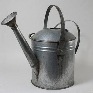 Bidon d'eau galvanisé de style vintage avec gaufrage floral surélevé et bec mince pour un arrosage doux et précis - Product Image 6