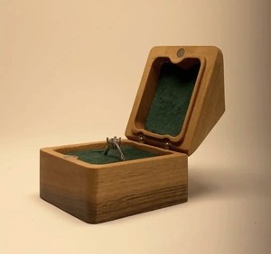 Boîte à bagues en bois artisanale Celestial Affection avec gravure personnalisée et intérieur luxueux en velours - Product Image 4