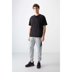 Camiseta Negra de Algodón Grueso y Suave con Textura, Corte Holgado y Estampado para Hombre - 88373 - Negra - Product Image 3