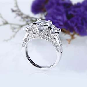 Anillo Jeulia con Tres Diamantes de Corte Redondo y Pavé Lateral en Plata de Ley - Product Image 4