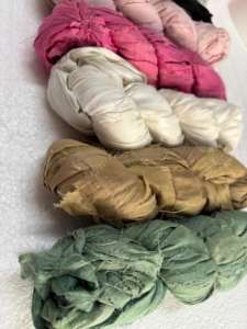 Ruban de soie recyclé en provenance de saris, 100% soie teinte, doux, déchiré à la main, textile pour la fabrication de bijoux, le tricot, le tissage et les projets d'artisanat - Product Image 2