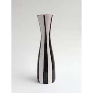 Jarrón de Metal Texturizado Elegante para Decoración Interior Moderna y Decoración Floral de Lujo con Diseño Artesanal Artístico - Product Image 3