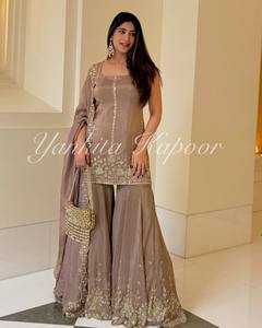 Heavy Party Wear Crepe Seda Secuencia Bordado Top Manga completa y Sharara con Heavy Georgette Bordado Trabajo Dupatta - Product Image 1