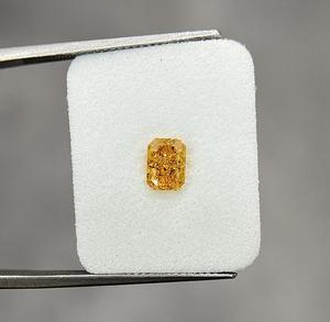 Diamant naturel certifié de 0,66 carat, taille Radiant, couleur Fancy Vivid Jaune-Orange, clarté VS2, polissage EX, symétrie VG - Product Image 1