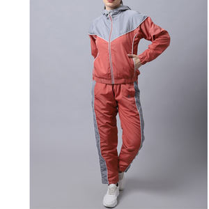 Venta al por mayor de mujeres chándales 2 piezas de terciopelo Crop Top camiseta y pantalones de chándal de campana conjunto Rosa terciopelo chándales de terciopelo chándales - Product Image 6