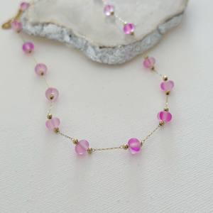 Collier ras du cou à chaîne en or minimaliste à la mode pour femmes collier de perles de verre givré rose mignon en acier inoxydable en laiton pour les cadeaux de fêtes - Product Image 2