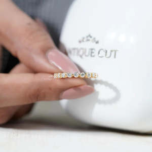 Bague d'éternité pour femme avec diamant rond taille brillant 1,00 ct couleur DEF certifié IGI - Product Image 6