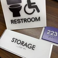 Letrero de Accesibilidad Táctil y Braille ADA Personalizado al por Mayor, Letrero Acrílico con Texto en Relieve para Hotel, Oficina, Baño, Número de Habitación
