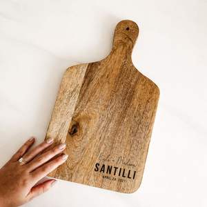 Planche à découper personnalisée avec trou de suspension, surface épaisse et lisse, idéale pour couper, servir et offrir en cadeau - Product Image 1