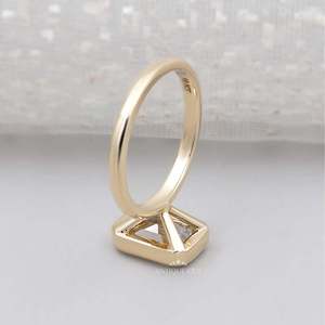 Bague de fiançailles solitaire en diamant de laboratoire taille émeraude certifiée IGI pour femme avec sertissage clos en or - Product Image 5