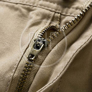 กางเกงขาสั้นคาร์โก้แบบลำลองกางเกงขาสั้นผ้าฝ้ายสีทึบทำจากผ้าฝ้ายเกรดพรีเมี่ยมมีโลโก้ตกแต่งตามสั่ง - Product Image 5