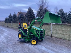 Mini Tractor de Ruedas John Deere 1026R de Calidad, 25HP, con Cargador Frontal, Tractor Agrícola Compacto para Propietarios de Pequeñas Granjas - Product Image 6