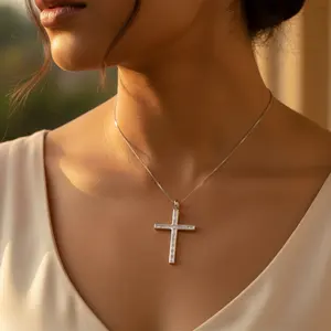 Collar con Colgante de Cruz Plateada para Mujer con Circonitas Cúbicas con Corte Baguette, Joyería Elegante con un Toque Premium - Product Image 2
