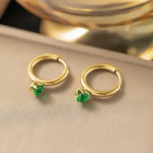 Elegantes Pendientes de Aro Clásicos Hechos en India, 1 Par, de Acero de Titanio y Oro con Incrustaciones Redondas de Circonio - Product Image 1