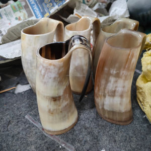 Chope à bière Viking en corne polie, logo personnalisé en gros, OEM disponible, finition étanche, approuvée par la FDA, 500-750 ml - Product Image 1