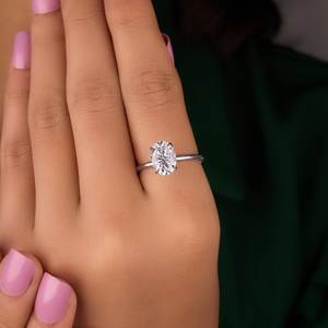 Bague de fiançailles Moissanite coupe ovale 2.25 Ct Bague de fiançailles solitaire pilée à la glace allongée avec certificat GRA - Product Image 1