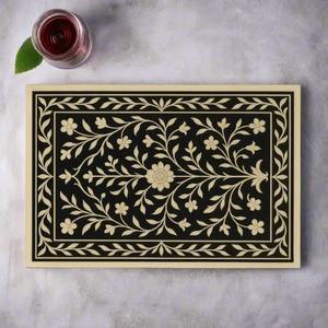 Plateau de service en bois rectangulaire en incrustation d'os noir blanc moderne fait à la main poignée légère durable écologique motif floral - Product Image 4