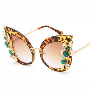 Des lunettes de soleil incroyables rehaussent les looks de fête, jour comme nuit. Le design réfléchissant ajoute de la profondeur et de la dimension à votre style. - Product Image 2
