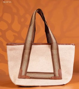 Sac fourre-tout en jute naturelle avec motif imprimé mandala blanc, poignées en corde de coton et pompon décoratif, disponible au prix de gros. - Product Image 2