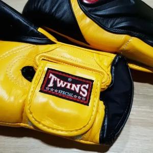 Guantes de Boxeo Twins BGVL Negros/Amarillos de Cuero Genuino para MMA, Muay Thai, Kick Boxing, Diseño Personalizado - Product Image 6