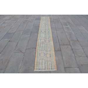 Alfombra vintage de 1.4x10.2 pies, alfombra turca con motivos de plantas y árboles azules - Product Image 1