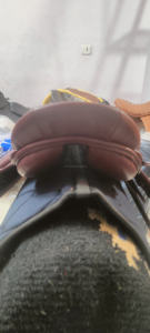 Silla de montar profesional de cuero estilo inglés para equitación de resistencia con doble banda abdominal y armazón de madera para entrenador - Product Image 3